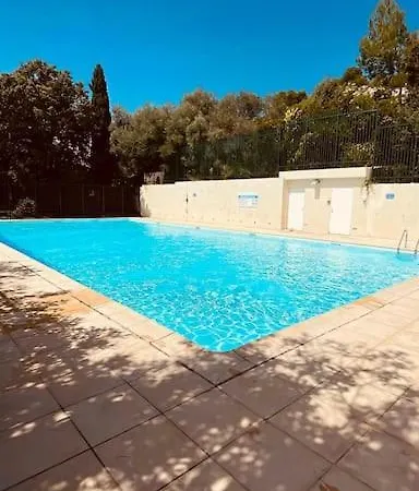 Soleil Calme & Piscine Apartment